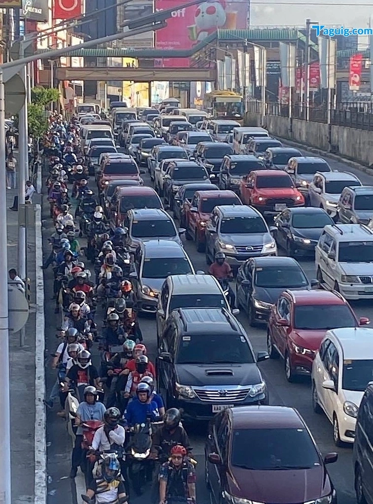 Motorcycle Riders Using Bike Lanes on EDSA to Face P1 000 Fine